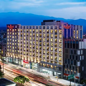 4* מלון Ramada By Wyndham Hall
